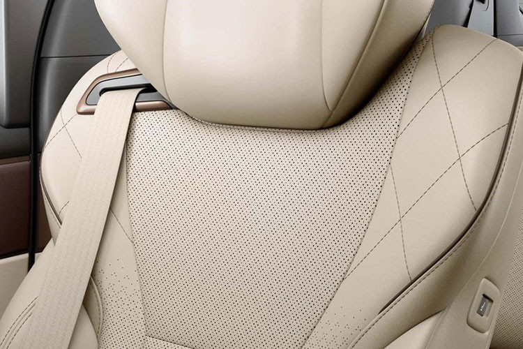 Chưa hết, bản Executive Lounge còn có những trang bị đáng chú ý như bảng đồng hồ kỹ thuật số 12,3 inch, màn hình cảm ứng trung tâm 14 inch dùng chung với xe Lexus, gương chiếu hậu kỹ thuật số, hệ thống âm thanh vòm JBL 15 loa, màn hình hiển thị thông tin kính lái HUD và màn hình 14 inch treo trên trần xe dành cho hành khách phía sau.