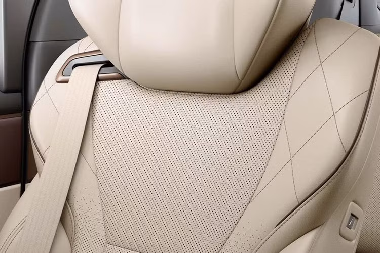 Chưa hết, bản Executive Lounge còn có những trang bị đáng chú ý như bảng đồng hồ kỹ thuật số 12,3 inch, màn hình cảm ứng trung tâm 14 inch dùng chung với xe Lexus, gương chiếu hậu kỹ thuật số, hệ thống âm thanh vòm JBL 15 loa, màn hình hiển thị thông tin kính lái HUD và màn hình 14 inch treo trên trần xe dành cho hành khách phía sau.