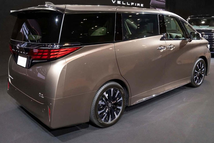 Lưới tản nhiệt của xe còn tích hợp đèn LED định vị ban ngày với 8 bóng mỗi bên, chia thành 2 tầng. Đèn pha LED của xe có thiết kế nằm ngang nhỏ gọn trong khi đèn sương mù nằm trong hốc màu đen trên cản trước, trang trí bằng nẹp mạ crôm.