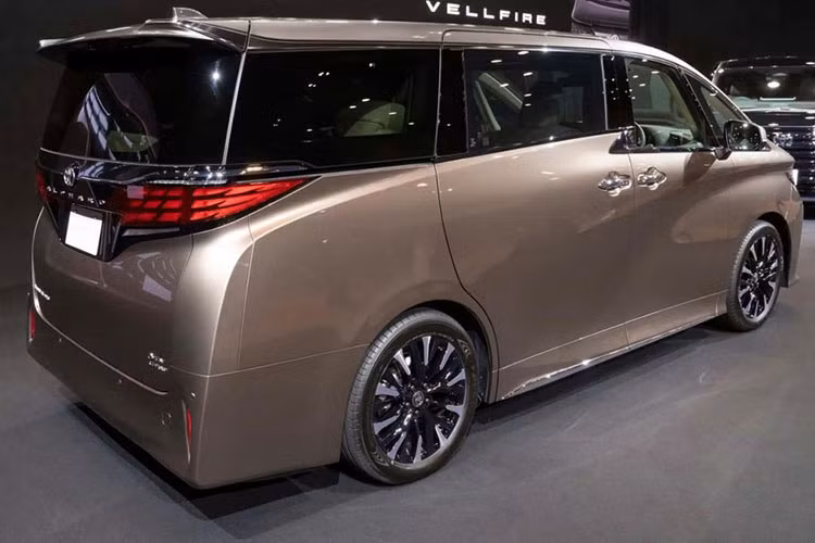 Lưới tản nhiệt của xe còn tích hợp đèn LED định vị ban ngày với 8 bóng mỗi bên, chia thành 2 tầng. Đèn pha LED của xe có thiết kế nằm ngang nhỏ gọn trong khi đèn sương mù nằm trong hốc màu đen trên cản trước, trang trí bằng nẹp mạ crôm.