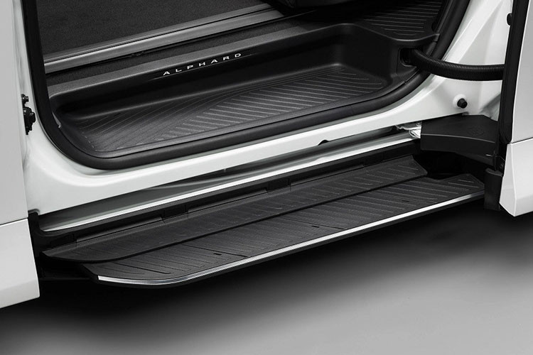 Ở bên sườn, Toyota Alphard 2024 không còn sở hữu thiết kế giống với Lexus LM như trước. Tại đây, xe được trang bị đường chân kính hình chữ "Z" lạ mắt cùng đường dập gân mới kéo dài từ cột B đến đuôi xe và dốc dần xuống ở chắn bùn sau. Tiếp đến là các loại vành la-zăng có đường kính từ 17 - 19 inch, tùy phiên bản, và cửa lùa chỉnh điện.