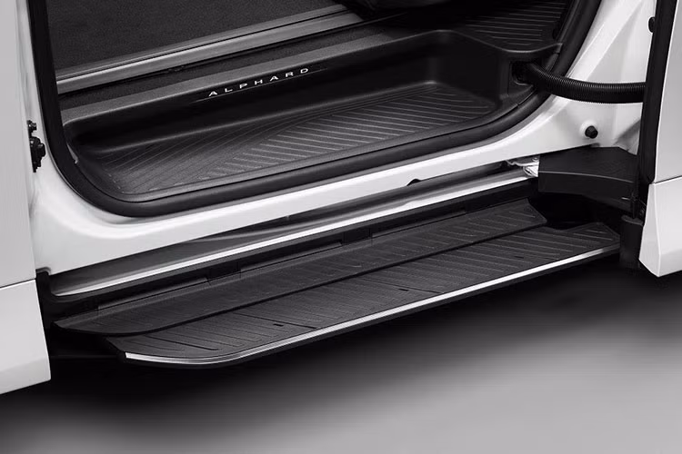 Ở bên sườn, Toyota Alphard 2024 không còn sở hữu thiết kế giống với Lexus LM như trước. Tại đây, xe được trang bị đường chân kính hình chữ "Z" lạ mắt cùng đường dập gân mới kéo dài từ cột B đến đuôi xe và dốc dần xuống ở chắn bùn sau. Tiếp đến là các loại vành la-zăng có đường kính từ 17 - 19 inch, tùy phiên bản, và cửa lùa chỉnh điện.