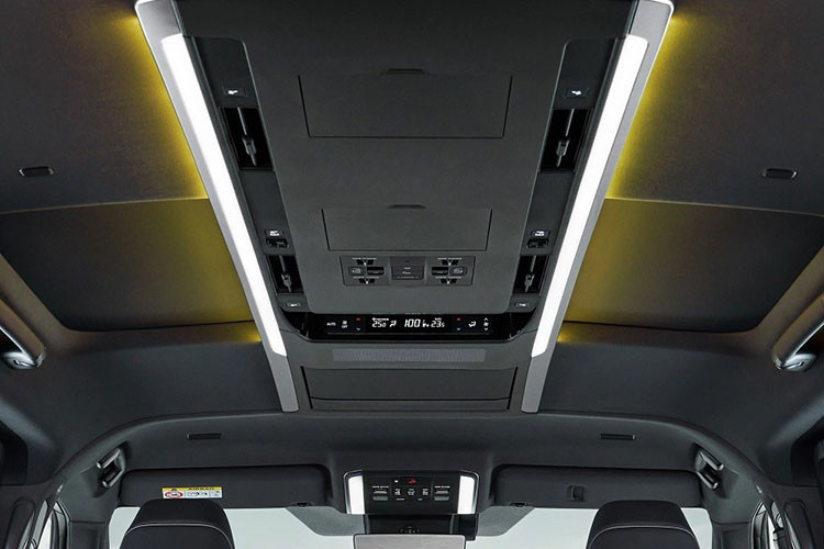 Xe sở hữu mặt táp-lô mới với thiết kế gọn gàng hơn, ít nút bấm hơn trước. Nguyên nhân là bởi nhiều tính năng của xe, bao gồm cả chỉnh điều hòa, được tích hợp vào màn hình cảm ứng trung tâm. Tiếp theo đó là vô lăng 3 chấu mới và cần số hiện đại hơn, theo phong cách xe sang Lexus. Ngoài cần số mới, cụm điều khiển trung tâm còn là có phanh tay điện tử và tính năng tự động giữ phanh tạm thời.