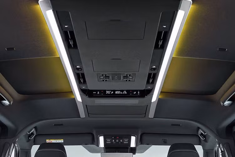 Xe sở hữu mặt táp-lô mới với thiết kế gọn gàng hơn, ít nút bấm hơn trước. Nguyên nhân là bởi nhiều tính năng của xe, bao gồm cả chỉnh điều hòa, được tích hợp vào màn hình cảm ứng trung tâm. Tiếp theo đó là vô lăng 3 chấu mới và cần số hiện đại hơn, theo phong cách xe sang Lexus. Ngoài cần số mới, cụm điều khiển trung tâm còn là có phanh tay điện tử và tính năng tự động giữ phanh tạm thời.