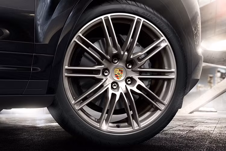 Các gương chiếu hậu gắn ngoài và bên trong với chức năng chống chói tự động được trang bị tiêu chuẩn, trong khi kính cửa sổ phủ đen được trang bị tiêu chuẩn tăng thêm tính riêng tư cho hành khách phía sau...