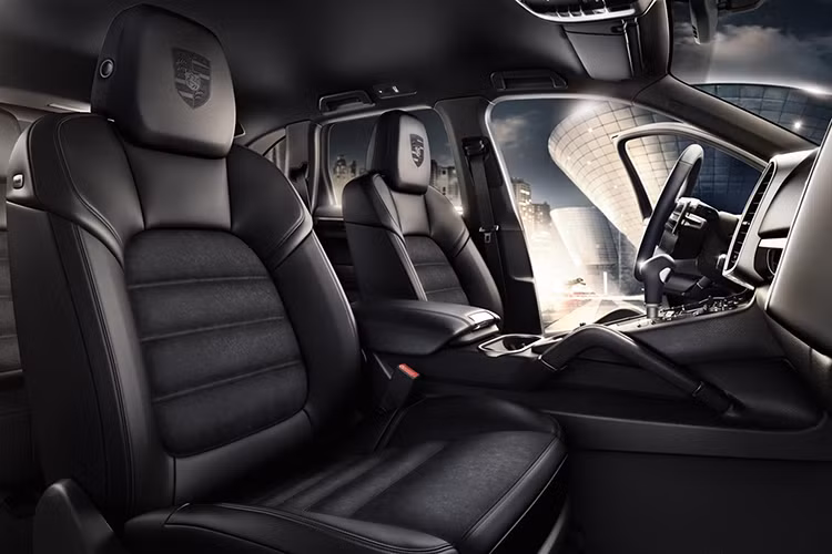 Thêm một tính năng được trang bị tiêu chuẩn cho các mẫu xe phiên bản Platinum này đó là hệ thống quản lý liên lạc của Porsche (PCM) thế hệ mới nhất bao gồm chức năng dẫn đường trực tuyến, mô-đun Connect Plus và hệ thống Âm Thanh Vòm của BOSE®. 