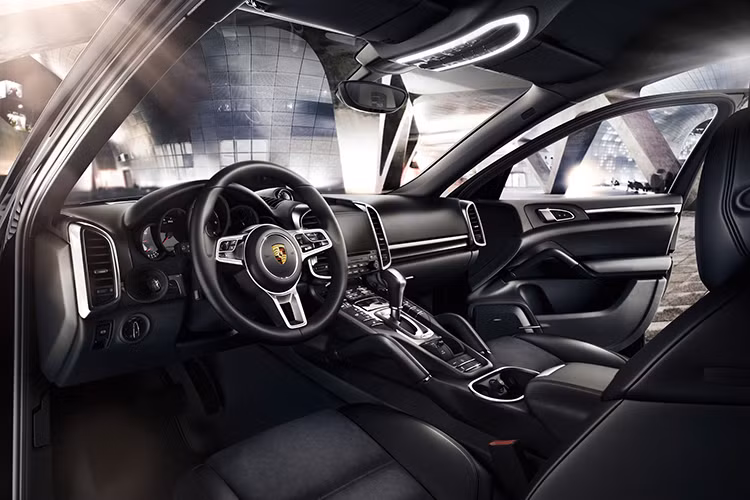 Đặc biệt, các tính năng mở rộng của dòng SUV hạng sang này cũng giúp cho chiếc xe giúp tăng cường sự thoải mái và độ an toàn. Ốp bậc cửa bằng thép không gỉ với dòng chữ “Platinum Edition”, và ốp bậc cửa với tên xe phát sáng ở Cayenne S E-Hybrid Platinum.