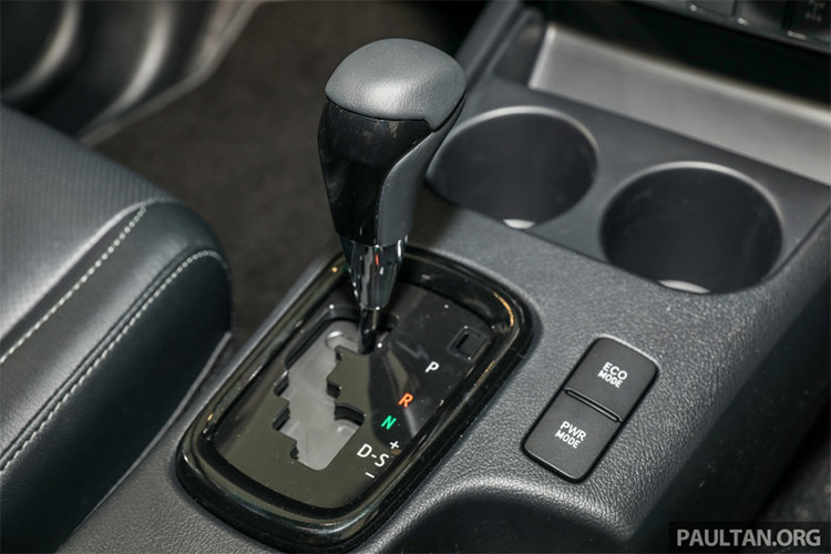 Mẫu bán tải Toyota Hilux ở Malaysia vừa ra mắt vẫn là thế hệ thứ 8 của dòng xe này. Trên phiên bản 2018, chiếc xe bán tải của hãng Toyota mang tên L-Edition. Chữ “L” trong tên gọi này có nghĩ Luxury (hạng sang)