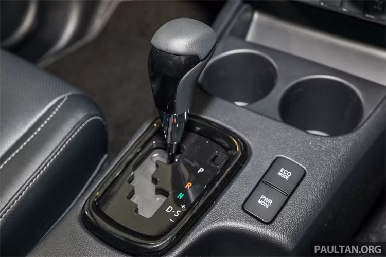 Mẫu bán tải Toyota Hilux ở Malaysia vừa ra mắt vẫn là thế hệ thứ 8 của dòng xe này. Trên phiên bản 2018, chiếc xe bán tải của hãng Toyota mang tên L-Edition. Chữ “L” trong tên gọi này có nghĩ Luxury (hạng sang)