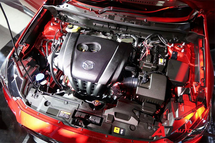 CX-3 mới được trang bị động cơ xăng hút khí tự nhiên SkyActiv-G 2.0 lít 4 xi-lanh đã qua sửa đổi, kết hợp cùng hộp số tự động 6 cấp SkyActiv-Drive, cho ra công suất 151 mã lực tại 6.000 vòng/phút và 204Nm mô-men xoắn cực đại ở 2.800 vòng/phút. Động cơ đã được tinh chế để cung cấp mô-men xoắn trên một phạm vi tua máy rộng hơn.