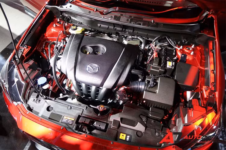 CX-3 mới được trang bị động cơ xăng hút khí tự nhiên SkyActiv-G 2.0 lít 4 xi-lanh đã qua sửa đổi, kết hợp cùng hộp số tự động 6 cấp SkyActiv-Drive, cho ra công suất 151 mã lực tại 6.000 vòng/phút và 204Nm mô-men xoắn cực đại ở 2.800 vòng/phút. Động cơ đã được tinh chế để cung cấp mô-men xoắn trên một phạm vi tua máy rộng hơn.