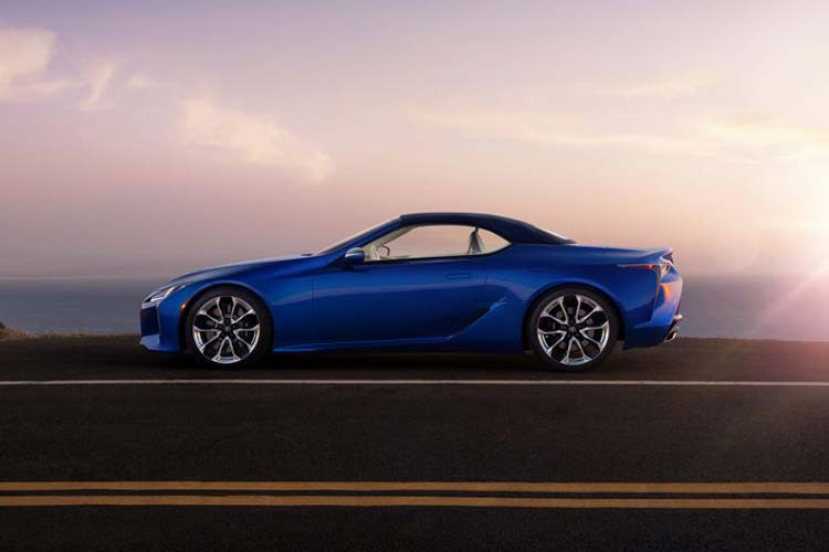 Cụ thể nó được tăng cường với những tính năng độc quyền như hệ thống đèn pha và đèn hậu Liquid Platinum, chụp gương chiếu hậu và hốc gió bên sườn. Bên cạnh đó, chiếc xe còn chạy bằng bộ la-zăng cỡ 21-inch hoàn thiện trong màu xám Liquid Graphite cách điẹu đẹp mắt.