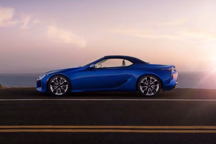 Cụ thể nó được tăng cường với những tính năng độc quyền như hệ thống đèn pha và đèn hậu Liquid Platinum, chụp gương chiếu hậu và hốc gió bên sườn. Bên cạnh đó, chiếc xe còn chạy bằng bộ la-zăng cỡ 21-inch hoàn thiện trong màu xám Liquid Graphite cách điẹu đẹp mắt.