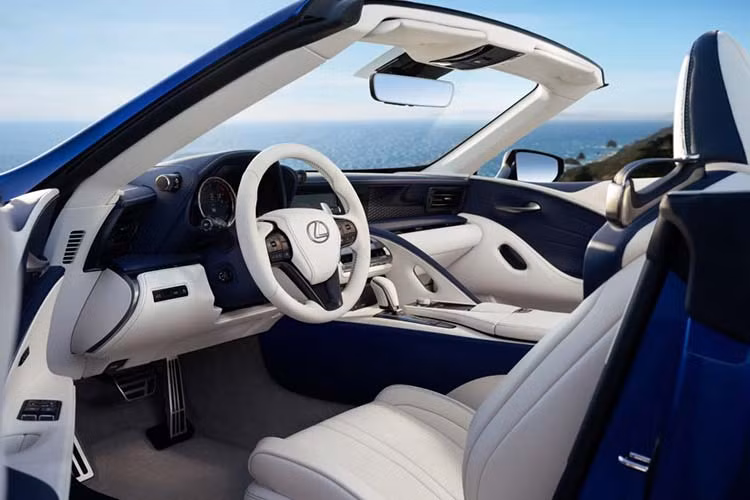 Ngoài chiếc xe độc quyền, người đấu giá thắng sẽ còn được nhận một bộ hành lý đặc biệt thiết kế bởi Halliburton, cũng như chụp ảnh kỷ niệm và trải nghiệm lái thử xe cùng những kỹ sư trưởng và giám đốc tại nahf máy Motomachi, nơi lắp ráp LC 500 của Lexus.