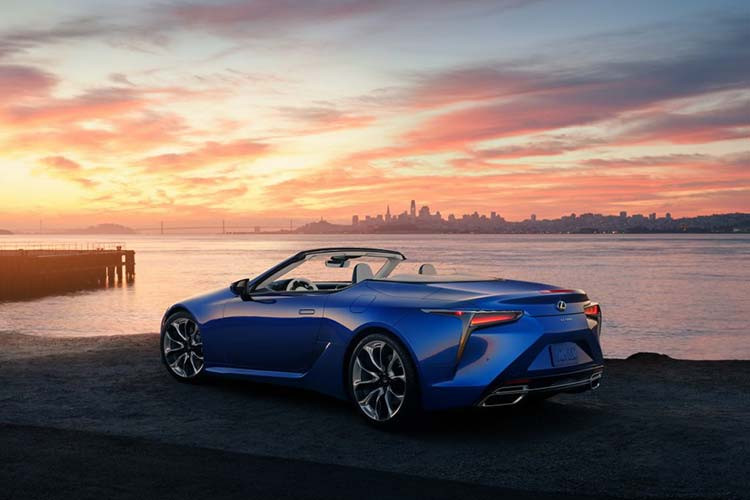 Phần mui xếp mềm của Lexus LC500 Convertible được hãng xe Nhật Bản lựa chọn chất liệu cẩn thận nhằm tăng độ bền, khả năng chịu lực và tính thẩm mỹ. Lexus cho biết mui xếp của xe có thể xếp gọn và mở ra trong 15 - 16 giây ở tốc độ tối đa 50 km/h.