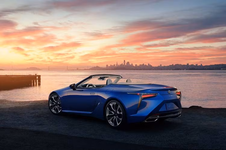 Phần mui xếp mềm của Lexus LC500 Convertible được hãng xe Nhật Bản lựa chọn chất liệu cẩn thận nhằm tăng độ bền, khả năng chịu lực và tính thẩm mỹ. Lexus cho biết mui xếp của xe có thể xếp gọn và mở ra trong 15 - 16 giây ở tốc độ tối đa 50 km/h.