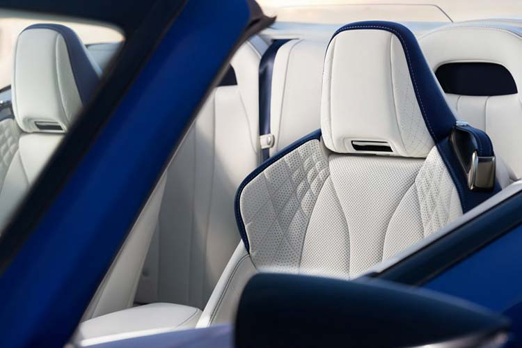 Chưa hết, người chiến thắng còn nhận được 3 đêm khách sạn dành cho 2 người tại Pebble Beach Resort, một lượt chơi gôn ở Pebble Beach Golf Course và nhiều lợi ích khác. LC 500 Convertible có trang bị một động cơ hút khí tự nhiên V8 dung tích 5.0 lít ghép cặp với hộp số tự động 10 cấp, sản sinh 471 mã lực và 540 Nm mô-men xoắn cực đại.