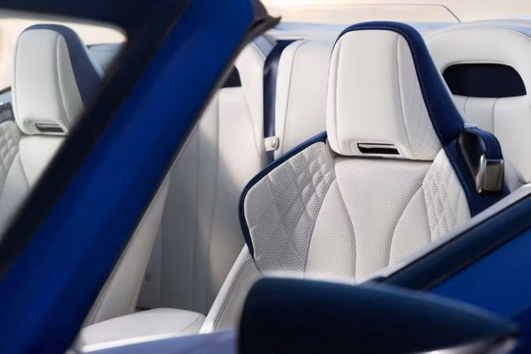 Chưa hết, người chiến thắng còn nhận được 3 đêm khách sạn dành cho 2 người tại Pebble Beach Resort, một lượt chơi gôn ở Pebble Beach Golf Course và nhiều lợi ích khác. LC 500 Convertible có trang bị một động cơ hút khí tự nhiên V8 dung tích 5.0 lít ghép cặp với hộp số tự động 10 cấp, sản sinh 471 mã lực và 540 Nm mô-men xoắn cực đại.