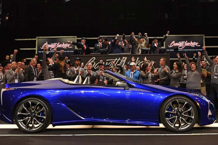 Lexus LC500 Convertible đầu tiên thuộc series mang tên LC Inspiration Series Launch Exclusive 1 of 1. Đây cũng chính là chiếc xe được đánh số VIN 100001 với vẻ ngoài tượng tự với phiên bản được giới thiệu trước đó tại triển lãm Los Angeles Autoshow 2019. 
