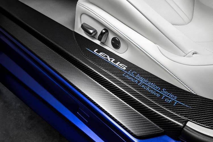 Nổi bật thêm ho ngoại hình xe là màu sơn xanh Structural Blue của thân vỏ xe là một bộ kẹp phanh màu xanh. Bậc cửa xe có một tấm ốp kèm hàng chữ “LC Inspiration Series Launch Exclusive 1 of 1” độc nhất.