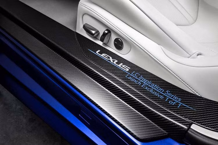 Nổi bật thêm ho ngoại hình xe là màu sơn xanh Structural Blue của thân vỏ xe là một bộ kẹp phanh màu xanh. Bậc cửa xe có một tấm ốp kèm hàng chữ “LC Inspiration Series Launch Exclusive 1 of 1” độc nhất.