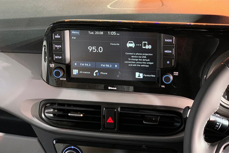 Ngoài ra, Grand i10 2020 mới cũng sẽ được trang bị nhiều tiện ích vượt trội so với các đối thủ như hệ thống âm thanh cao cấp Arkamys Premium Sound System với 4 chế độ gồm Natural, Live, Lounge và Club, cửa gió điều hòa cho hàng ghế sau, Smart key, khởi động bằng nút bấm Start/Stop, hệ thống điều hoà tự động 1 vùng và các kết nối điện thoại như Android Auto và Apple Carplay...