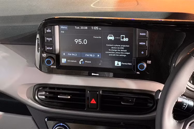 Ngoài ra, Grand i10 2020 mới cũng sẽ được trang bị nhiều tiện ích vượt trội so với các đối thủ như hệ thống âm thanh cao cấp Arkamys Premium Sound System với 4 chế độ gồm Natural, Live, Lounge và Club, cửa gió điều hòa cho hàng ghế sau, Smart key, khởi động bằng nút bấm Start/Stop, hệ thống điều hoà tự động 1 vùng và các kết nối điện thoại như Android Auto và Apple Carplay...