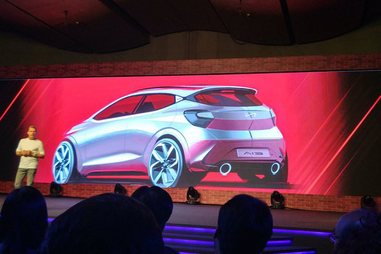 Đặc biệt, điểm nổi bật nhất ở phần đầu xe phải kể tới những đường gân dập nổi trên nắp ca-pô. Chi tiết này sẽ làm nhiều người liên tưởng tới phần đầu của mẫu xe Hyundai Sonata 2020 mới được ra mắt gần đây.