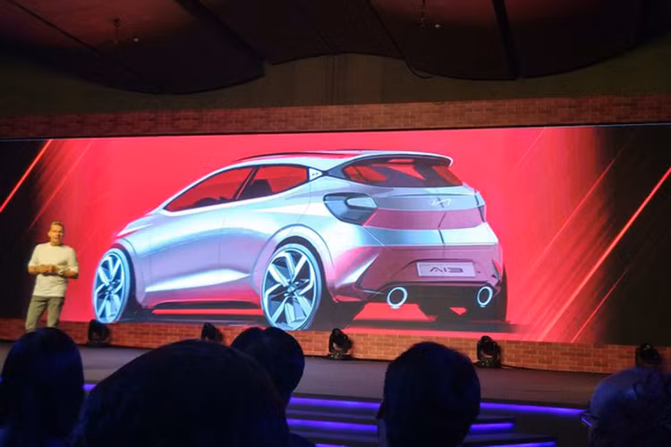 Đặc biệt, điểm nổi bật nhất ở phần đầu xe phải kể tới những đường gân dập nổi trên nắp ca-pô. Chi tiết này sẽ làm nhiều người liên tưởng tới phần đầu của mẫu xe Hyundai Sonata 2020 mới được ra mắt gần đây.