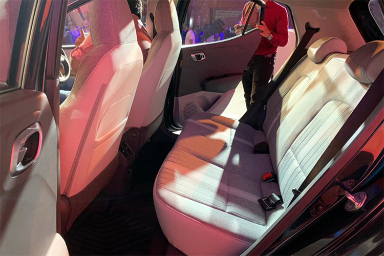 Về trang bị an toàn, Hyundai Grand i10 2020 cũng sở hữu loạt option đáng giá như hệ thống ABS, EBD, 2 túi khí trước, cảm biến sau... Ngoài ra, Hyundai sẽ phân phối Grand i10 2020 tại Ấn Độ với tổng cộng 10 biến thể, trong đó 7 biến thể chạy máy xăng và 3 biến thể chạy máy dầu.