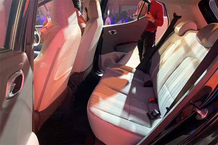 Về trang bị an toàn, Hyundai Grand i10 2020 cũng sở hữu loạt option đáng giá như hệ thống ABS, EBD, 2 túi khí trước, cảm biến sau... Ngoài ra, Hyundai sẽ phân phối Grand i10 2020 tại Ấn Độ với tổng cộng 10 biến thể, trong đó 7 biến thể chạy máy xăng và 3 biến thể chạy máy dầu.