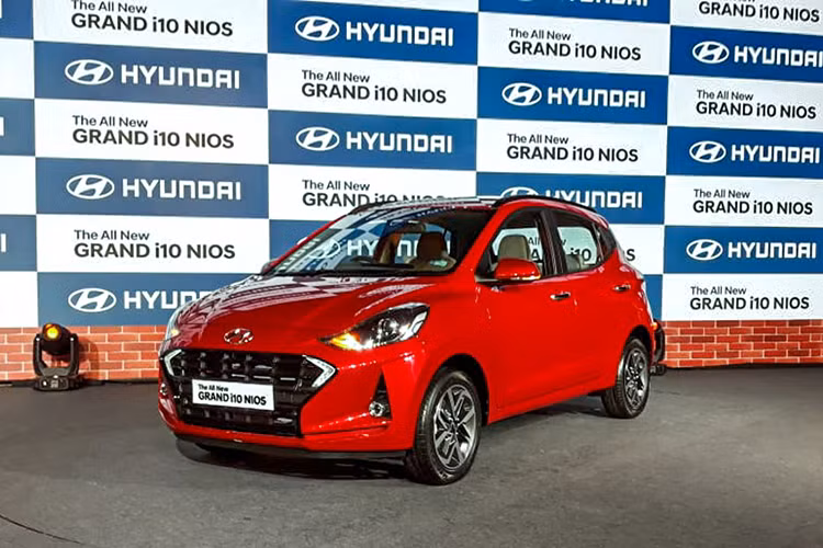 Hai dải đèn LED định vị ban ngày hình móc câu được thiết kế gắn thẳng vào cạnh của mặt ca-lăng, đây là kiểu thiết kế khá đặc biệt và mới mẻ trong ngành xe. Chưa hết, cụm đèn chiếu sáng trung tâm trên Grand i10 2020 cũng mang tính thời đại hơn với tạo hình sắc bén và duyên dáng.