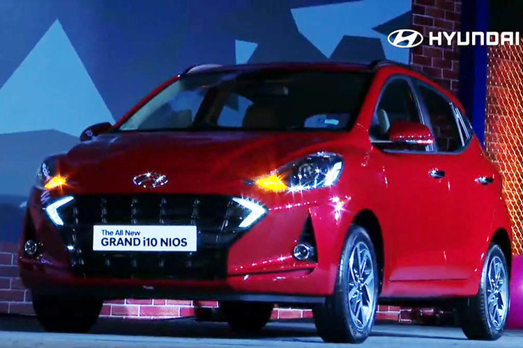 Giá xe Hyundai Grand i10 2020 tại thị trường Ấn Độ với 10 phiên bản cùng các mức giá rất hấp dẫn. Cụ thể bản Era: 1.2L Máy xăng, số sàn, giá 7.000 USD (khoảng 162 triệu đồng). Bản Magna: 1.2L Máy xăng, số sàn, giá 8.194 USD (khiangr 193 triệu đồng). Bản Magna: 1.2L Máy xăng, số tự động, giá 8.937 USD (khoảngt 210 triệu đồng). Bản Sportz: 1.2L Máy xăng, số sàn, giá 8.948 USD (khoảng 210 triệu đồng).