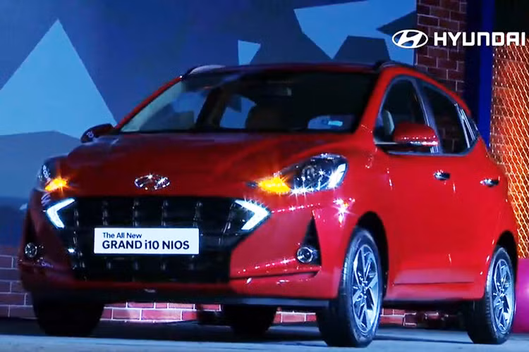 Giá xe Hyundai Grand i10 2020 tại thị trường Ấn Độ với 10 phiên bản cùng các mức giá rất hấp dẫn. Cụ thể bản Era: 1.2L Máy xăng, số sàn, giá 7.000 USD (khoảng 162 triệu đồng). Bản Magna: 1.2L Máy xăng, số sàn, giá 8.194 USD (khiangr 193 triệu đồng). Bản Magna: 1.2L Máy xăng, số tự động, giá 8.937 USD (khoảngt 210 triệu đồng). Bản Sportz: 1.2L Máy xăng, số sàn, giá 8.948 USD (khoảng 210 triệu đồng).