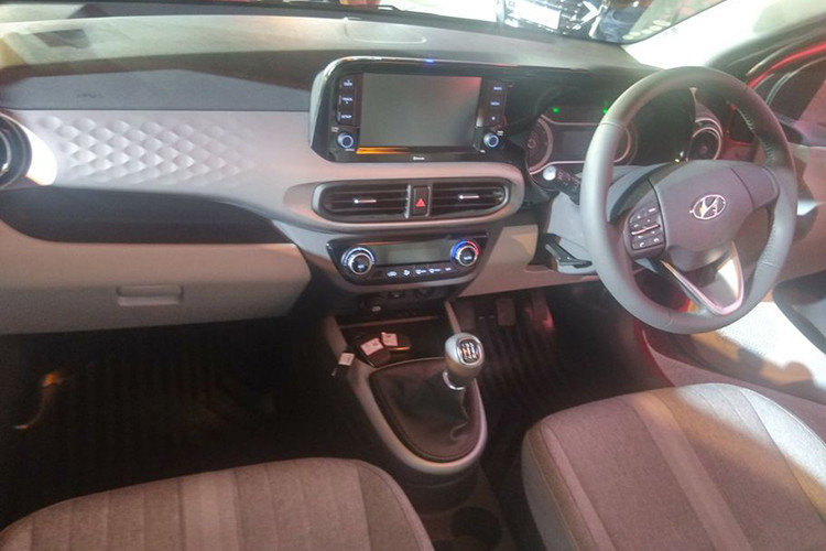 Cùng với sự "lột xác" của ngoại thất là sự bứt phá trong thiết kế bên trong. Các kỹ sư người Hàn Quốc vẫn duy trì phong cách bố trí cụm điều khiển trung tâm của xe dạng 3 tầng, tuy nhiên phần màn hình giải trí của xe không thực sự lớn, nhưng với kiểu thiết kế nối liền mạch đã đem đến cho Grand i10 2020 sự trẻ trung, hiện đại hơn so với các đối thủ.