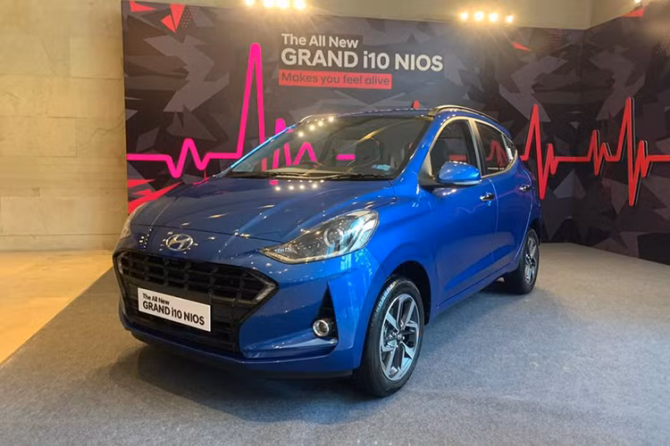 Bản Sportz Dual Tone: 1.2L Máy xăng, số tự động, giá 9.368 USD (khoảng 220 triệu đồng). Bản Sportz: 1.2L Máy xăng, số tự động, giá 9.788 USD (230 triệu triệu đồng). Bản Asta: 1.2L Máy dầu, số sàn, giá 10.000 USD (235 triệu đồng). Bản Magna: 1.2L Máy dầu, số sàn, giá 9.392 USD (220 triệu đồng). Bản Sportz: 1.2L Máy dầu, số tự động, giá 11.008 USD (258 triệu đồng). Bản Asta: 1.2L Máy dầu, số sàn, giá 11.205 USD (264 triệu đồng)