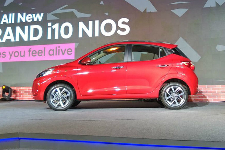 Về thiết kế, Hyundai Grand i10 2020 mới sở hữu sự thay đổi mang tính toàn diện so với phiên bản đang bán ra. Ở phần đầu xe, Grand i10 2020 sở hữu bộ mặt ca-lăng hình thác nước theo phong cách của "đàn anh" Sonata, nhưng tất nhiên nó đã được thu nhỏ lại để phù hợp hơn với kích thước của một mẫu xe cỡ nhỏ như i10.