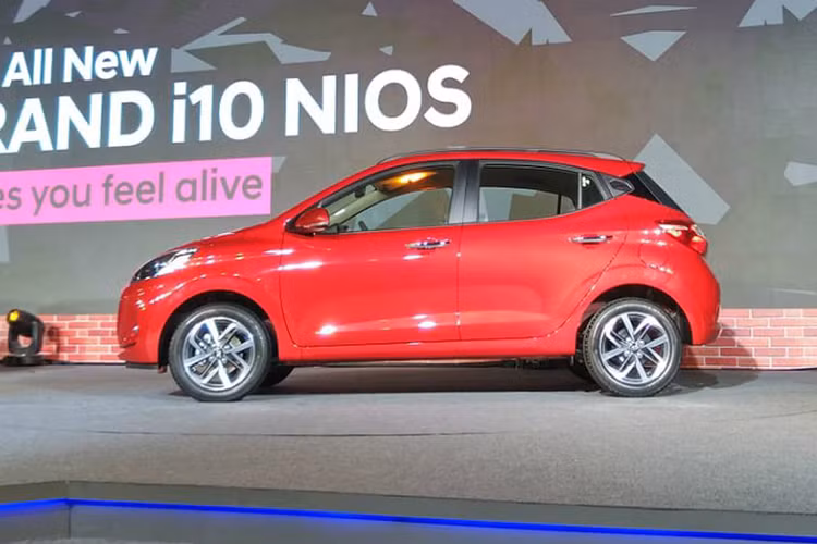 Về thiết kế, Hyundai Grand i10 2020 mới sở hữu sự thay đổi mang tính toàn diện so với phiên bản đang bán ra. Ở phần đầu xe, Grand i10 2020 sở hữu bộ mặt ca-lăng hình thác nước theo phong cách của "đàn anh" Sonata, nhưng tất nhiên nó đã được thu nhỏ lại để phù hợp hơn với kích thước của một mẫu xe cỡ nhỏ như i10.