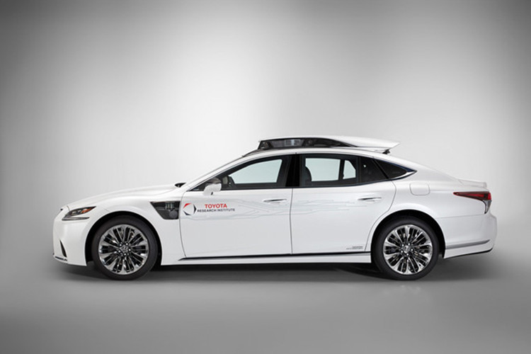 Mẫu thử nghiệm P4 mới của Toyota còn được nâng cấp hệ thống máy tính, cho khả năng tính toán nhanh hơn, đáp ứng tốt hơn, và sử dụng các thuật toán học máy và khả năng tự học theo thời gian.