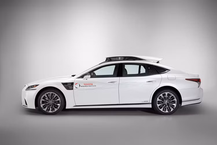 Mẫu thử nghiệm P4 mới của Toyota còn được nâng cấp hệ thống máy tính, cho khả năng tính toán nhanh hơn, đáp ứng tốt hơn, và sử dụng các thuật toán học máy và khả năng tự học theo thời gian.