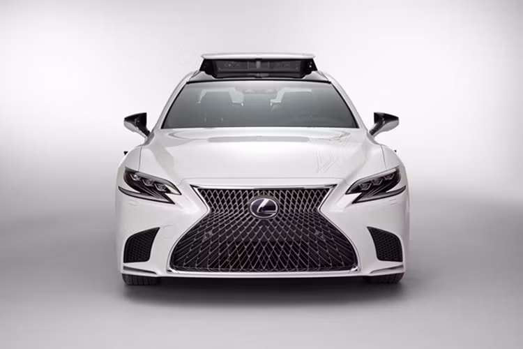 Tại triển lãm công nghệ CES 2019, bộ phận Toyota Research Institute sẽ trình diễn mẫu thử nghiệm P4, xe tự lái Lexus LS công nghệ cao được trang bị công nghệ tự hành kiểu mới. P4 có hai chế độ tự hành riêng biệt: Guardian và Chauffeur.