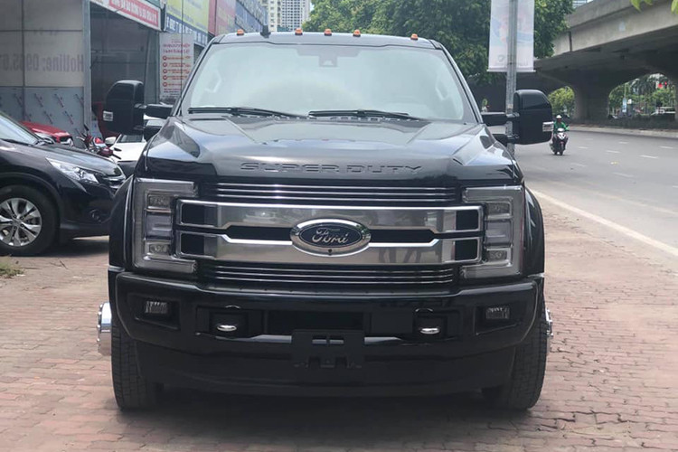 Không chỉ mạnh mẽ, Ford F-450 Super Duty Limited 2019 còn được trang bị khá tốt trong phân khúc xe bán tải hạng nặng trên thế giới hiện nay. Theo đó, mẫu xe bán tải "khủng long" này có đèn pha, đèn sương mù và đèn hậu LED và thêm vào đó là lưới tản nhiệt cỡ lớn mạ crôm.