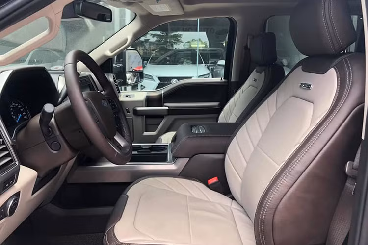 Ngoài ra, ghế trước của F-450 chỉnh điện 10 hướng có nhớ vị trí kết hợp sưởi ấm và làm mát, gương chiếu hậu chống chói, vô lăng bọc da, sưởi ấm, tích hợp phím chỉnh âm lượng, hệ thống âm thanh B&amp;O, hệ thống định vị, hệ thống thông tin giải trí SYNC 3 và khởi động máy từ xa...