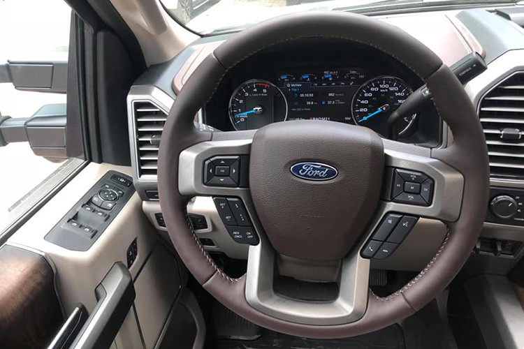 Xe có 5 chỗ ngồi, điều hòa tự động 2 vùng, bậc lên xuống chỉnh điện, bảng đồng hồ dạng LCD 8 inch hiện đại, camera lùi, gương chiếu hậu chống chói, vô lăng bọc da, sưởi ấm, tích hợp phím chỉnh âm lượng, hệ thống âm thanh vòm hàng hiệu từ B&amp;O, hệ thống định vị, hệ thống thông tin giải trí Sync 3 và khởi động máy từ xa.