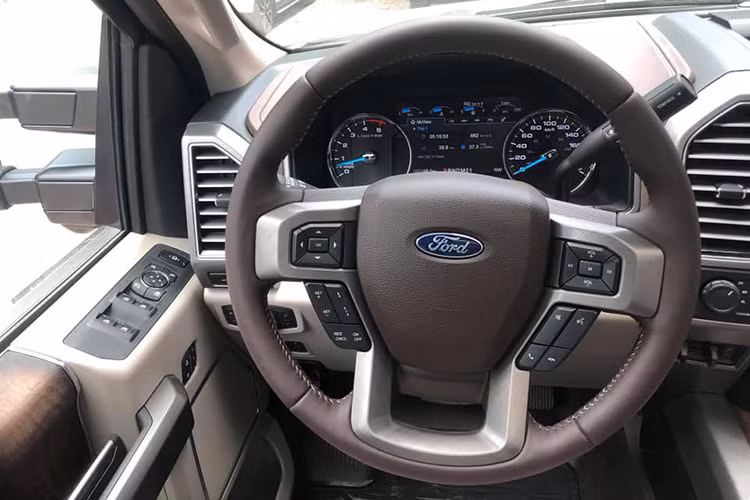 Xe có 5 chỗ ngồi, điều hòa tự động 2 vùng, bậc lên xuống chỉnh điện, bảng đồng hồ dạng LCD 8 inch hiện đại, camera lùi, gương chiếu hậu chống chói, vô lăng bọc da, sưởi ấm, tích hợp phím chỉnh âm lượng, hệ thống âm thanh vòm hàng hiệu từ B&amp;O, hệ thống định vị, hệ thống thông tin giải trí Sync 3 và khởi động máy từ xa.