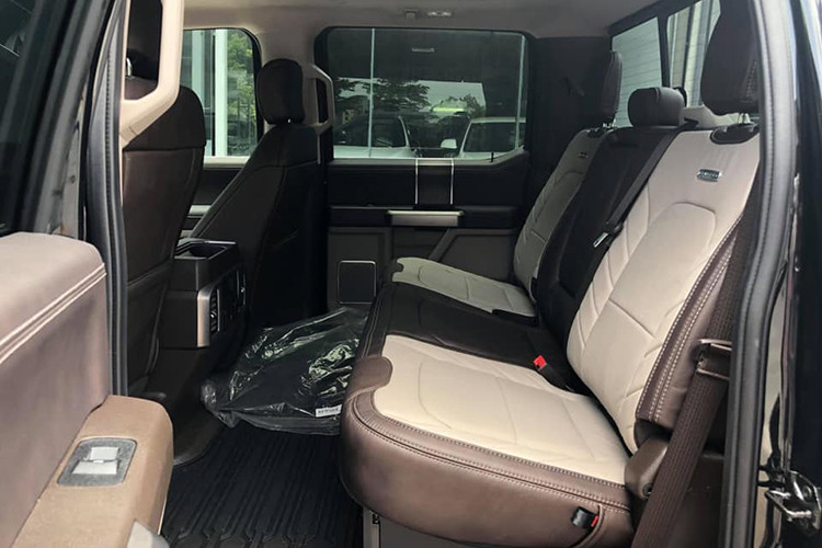 Về an toàn, Ford Super Duty F-450 Platinum 2019 đi kèm túi khí trước, túi khí bên, túi khí rèm, hệ thống cảnh báo điểm mù, cảnh báo phương tiện cắt ngang khi lùi và cảm biến lùi tiêu chuẩn.