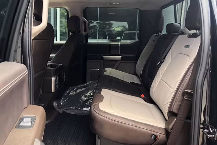 Về an toàn, Ford Super Duty F-450 Platinum 2019 đi kèm túi khí trước, túi khí bên, túi khí rèm, hệ thống cảnh báo điểm mù, cảnh báo phương tiện cắt ngang khi lùi và cảm biến lùi tiêu chuẩn.