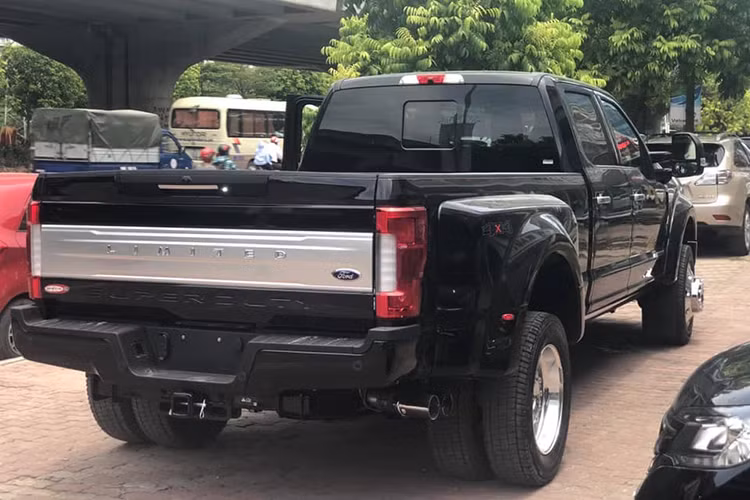 Sức mạnh của Ford F-450 Super Duty Limited đến từ động cơ diesel V8, dung tích 6,7 lít tăng áp cho ra công suất 450 mã lực và mô-men xoắn cực đại lên tới 1.268 Nm. Đi kèm với đó là hộp số tự động 6 cấp với nhiều chế độ để phù hợp với các nhu cầu chuyên chở khác nhau.