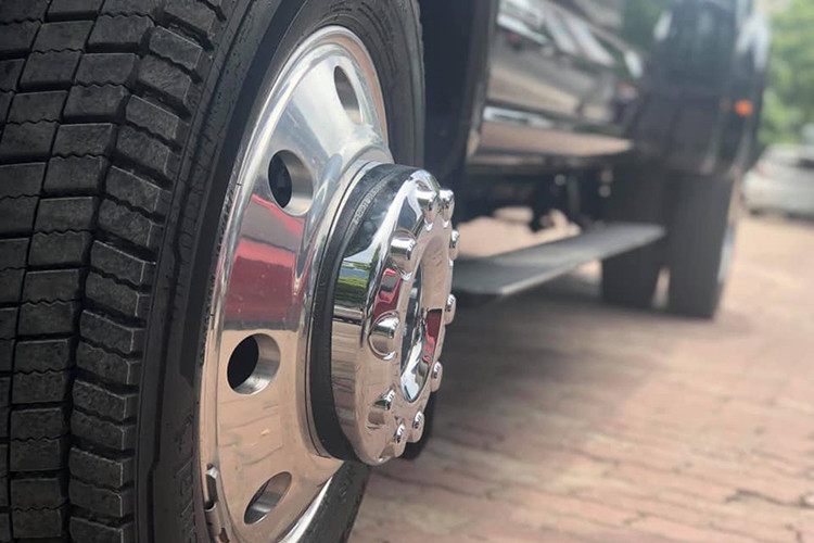 Xe được trang bị bánh sau dạng bánh đôi với mâm crom sáng bóng, đây là chi tiết hiếm thấy trên những mẫu xe bán tải cỡ lớn hiện nay. Ngoài ra, nó còn có khả năng kéo tối đa 9.525 kg và trọng tải lớn nhất lên đến 3.465 kg.