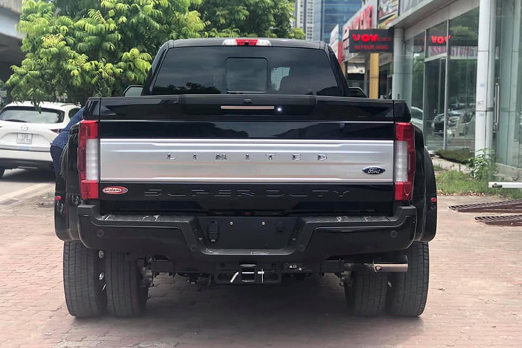 Bên cạnh đó, gương ngoại thất của xe cũng là dạng gập chỉnh điện đi kèm nhớ vị trí, tích hợp đèn xi-nhan, đèn LED phía sau và trên nóc tiêu chuẩn, cửa thùng sau chỉnh điện/điều khiển từ xa hay bậc cửa chỉnh điện...